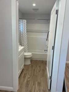 Modern 1-bedroom Studio with Kitchen and Laundry