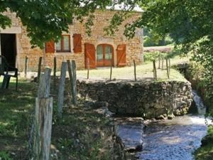 Moulin isolé avec animaux admis, proche Sarlat - FR-1-616-170