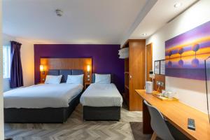 Standard Triple Room room in OYO Tyger Inn Derby