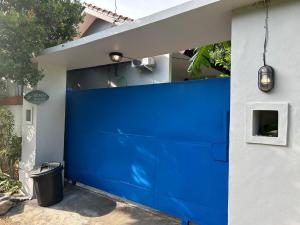 Surfside Pallet Retreat Stylish 2BR Hideaway