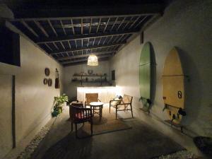 Surfside Pallet Retreat Stylish 2BR Hideaway