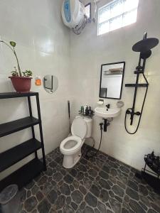 Surfside Pallet Retreat Stylish 2BR Hideaway