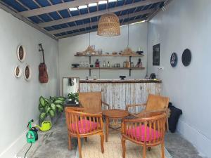 Surfside Pallet Retreat Stylish 2BR Hideaway