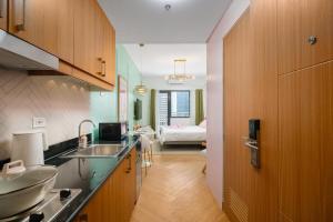 Blush Haven with Netflix, WiFi and Balcony near Glorietta