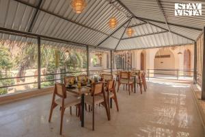 StayVista at Vanya Veda with Bathtub, Pool & Lawn