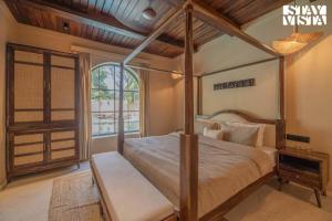 StayVista at Vanya Veda with Bathtub, Pool & Lawn