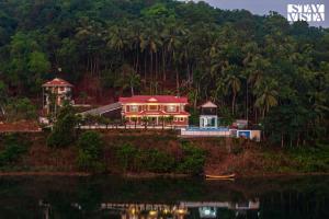 StayVista at Lagoons Villa with Lawn, Pool, WiFi