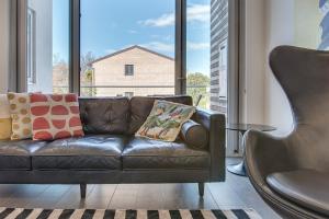 Professional living minutes from the city