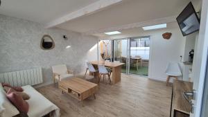 Appartements Maison plein centre ville a 100 m de la plage : photos des chambres