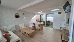 Appartements Maison plein centre ville a 100 m de la plage : photos des chambres