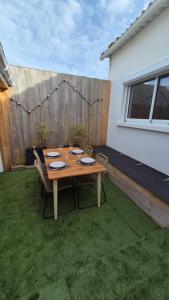 Appartements Maison plein centre ville a 100 m de la plage : photos des chambres