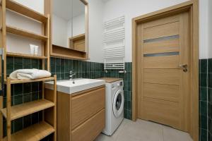 Stylish Apartments with Balcony & Parking in the Old Town of Wrocław by Noclegi Renters