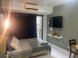Studio for 4 with Netflix, 55in TV, 200Mbs net, in heart of Makati