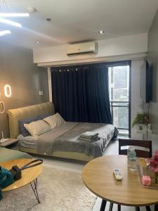 Studio for 4 with Netflix, 55in TV, 200Mbs net, in heart of Makati