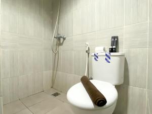 Modern Look and Warm Studio at Vasanta Innopark Apartment By Travelio