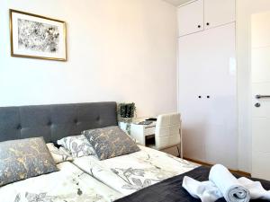 COZY PLACE NEAR BUS AND RAILWAY STATION with common kitchen, bathroom and toilet