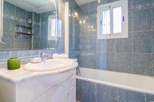 View of the sun apartment with pool - Happy Rentals