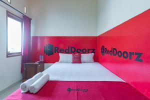 RedDoorz near Pasar Pagi 2 by Cassana