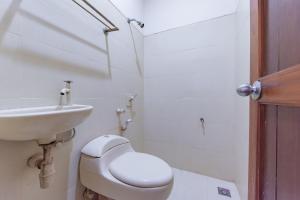 RedDoorz near Pasar Pagi 2 by Cassana