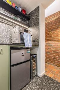 Stylish studio apartment opposite Carlton Gardens