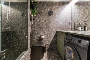 Stylish studio apartment opposite Carlton Gardens