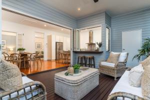 Luxury Queenslander Awaits! Sleeps 8, 3 car parks