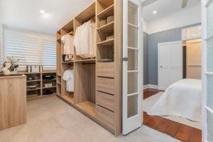 Luxury Queenslander Awaits! Sleeps 8, 3 car parks