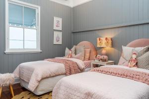 Luxury Queenslander Awaits! Sleeps 8, 3 car parks