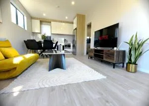 Stylish 4BR Home, Netflix, Walk to Eateries and Schools - Whitford