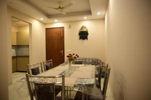 Jasmine Room Comfy Stay Couples & Family Friendly Close to Saket Metro station