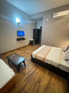 Garnet suites at omaxe enternity - 5-star hotels in Chhatikara