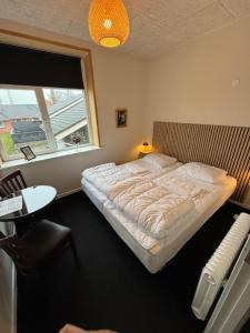 Folsted - Værelse 104 med eget badeværelse og fri parkering