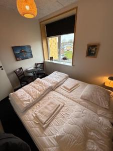 Folsted - Værelse 104 med eget badeværelse og fri parkering