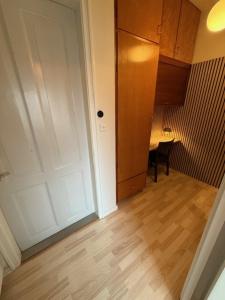 Folsted - Værelse 104 med eget badeværelse og fri parkering