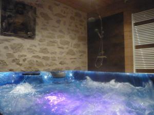 GITE DE MONTAGNE "LE CALOU" AVEC CHEMINEE ET JACUZZI situé à St Laurent-en-Grandvaux