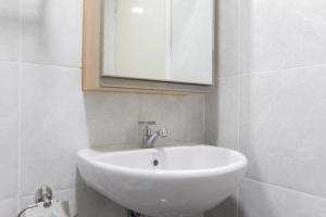 Unique and Fresh 2BR Parkland Avenue Apartment By Travelio