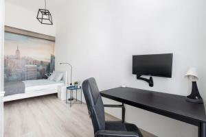 Modern Stay with Desk & Monitor, TV