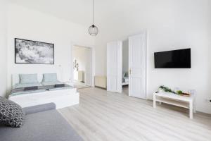 Modern Stay with Desk & Monitor, TV