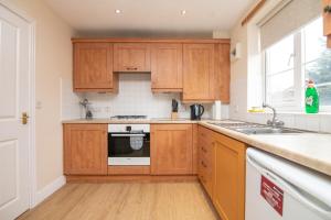 Newly refurbed 5 bed house with Free Parking n Dryer