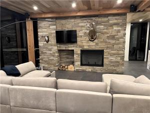 Scandinavian Luxury Chalet, Hot Tub, Private Dock, Sleeps 14!! Min 32 nights