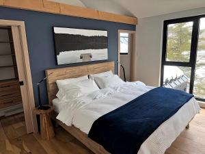 Scandinavian Luxury Chalet, Hot Tub, Private Dock, Sleeps 14!! Min 32 nights