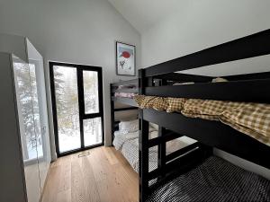 Scandinavian Luxury Chalet, Hot Tub, Private Dock, Sleeps 14!! Min 32 nights