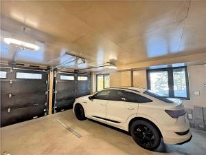 Scandinavian Luxury Chalet, Hot Tub, Private Dock, Sleeps 14!! Min 32 nights