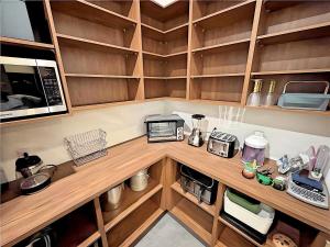 Scandinavian Luxury Chalet, Hot Tub, Private Dock, Sleeps 14!! Min 32 nights