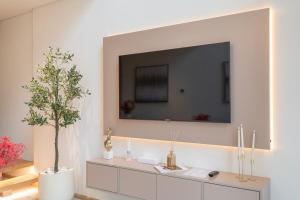 Elegant 1BHK by CzechIn Luxe Stay with Pool and Gym