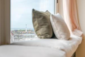 Stunning views over Ostend with garage