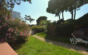 Comfy apartment with patio and private fenced and furnished garden