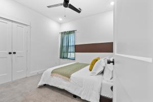 Cozy 3BD - Backyard, BBQ & Movie Room - Near DT