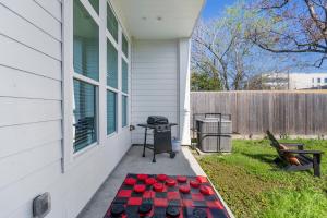 Cozy 3BD - Backyard, BBQ & Movie Room - Near DT