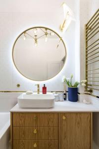Golden Villa Saska Kępa Luxury Retreat with Garden & Design Interior